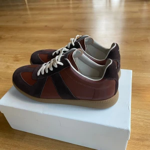 Maison Margiela - Snygga maison Margiela skor I nästintill ny skick - Strorlek: 42