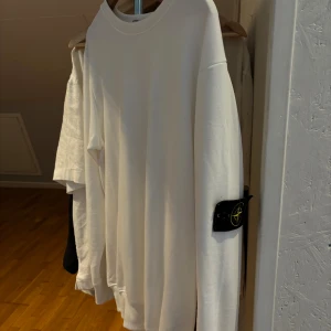 Stone Island  - Helt nytt skick, Säljer denna helt oanvända Stone Island tröjan, använd 1 gång då den inte var min stil!
