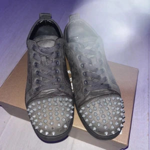Christian Louboutin grå - Använd ett tag nu trillade med de så de tappade 5 taggar typ därför så lågt pris annars jätte fina och bekväma.