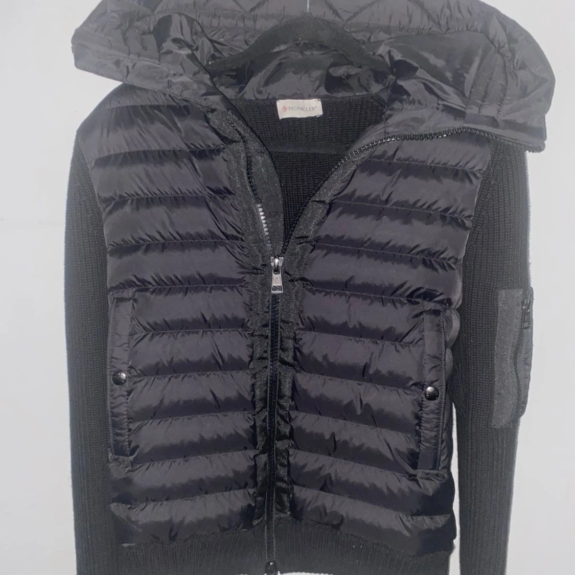 Svart Moncler pufferjacka med huva