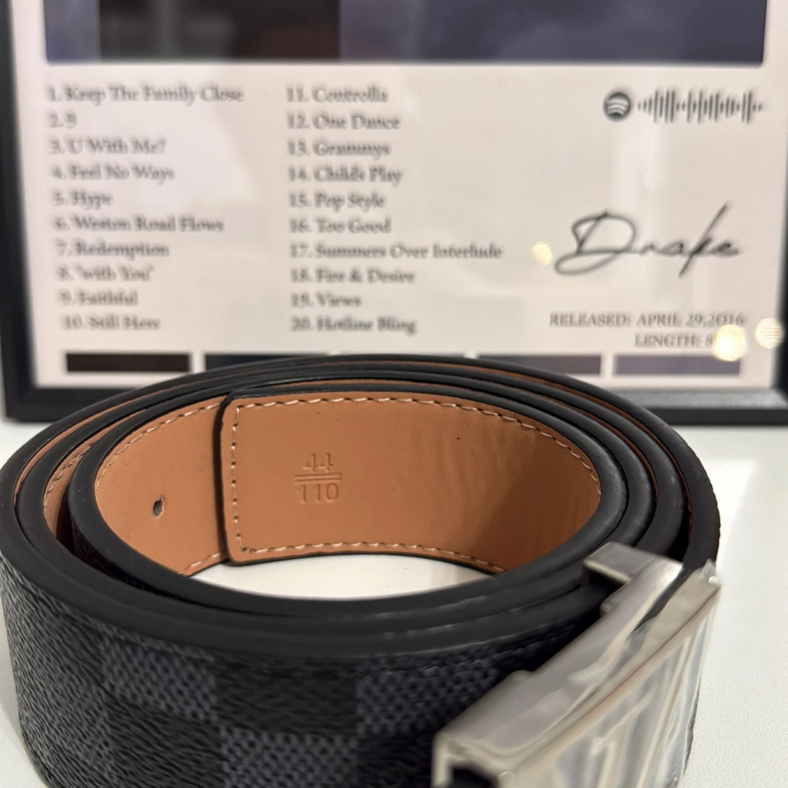 L och V rutig svart skinnbälte - 1