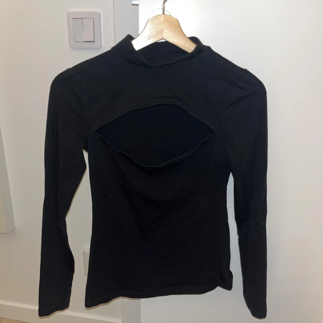 Svart långärmad polotopp med öppning - 1