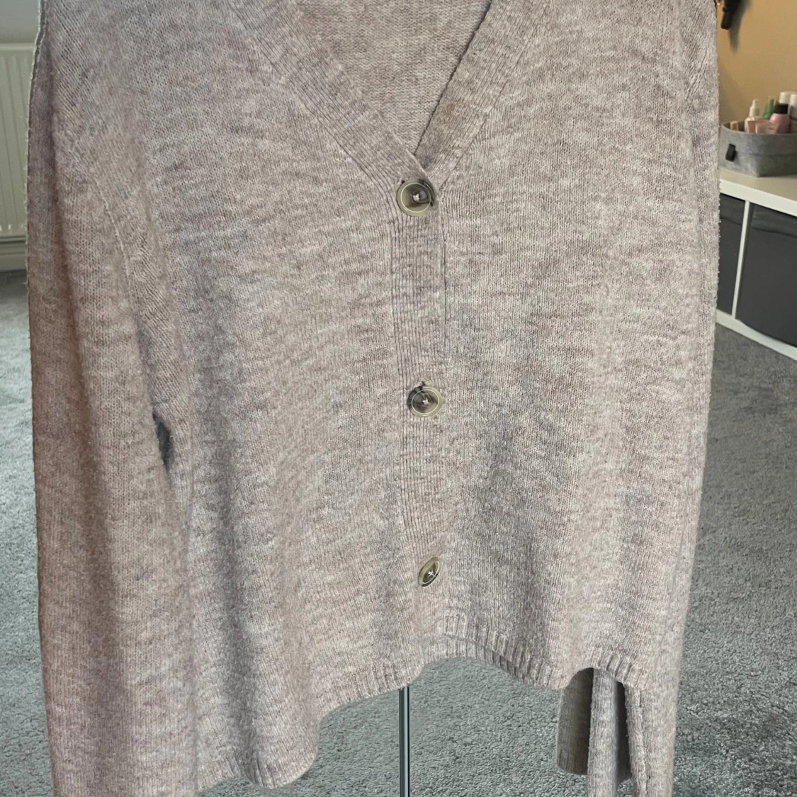 Beige stickad kofta med knappar