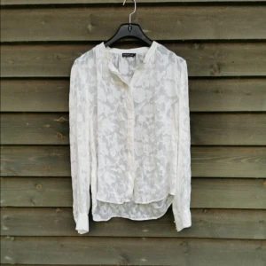 Ny! Vit blus Stockholm  - Jättefin ny vit blus från Stockholm i storlek 42. Material: viskos och silke!  Ny pris: 1200kr