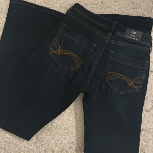 Lågmidjade jeans med mönster - Säljer dessa lågmidjade jeans med mönster på bakfickorna, enbart testade så nyskick! Säljer även likadana i ljusare färg om man är intresserade av de! 
