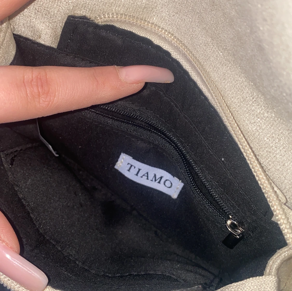 Beige axelväska från Tiamo med kedja - 2