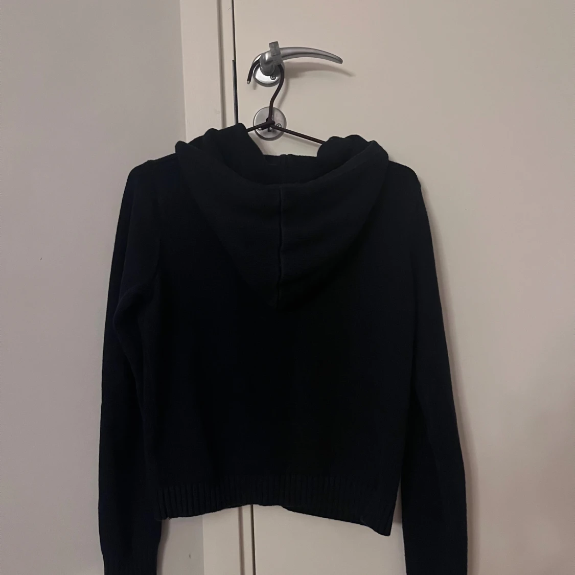 mörkblå stickad hoodie  - 1