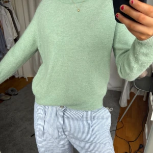 Mintgrön stickad tröja  - Mintgrön stickad tröja från Zara. Jättefint skick och passform. Skön nu på hösten. Kommer inte till användning längre.