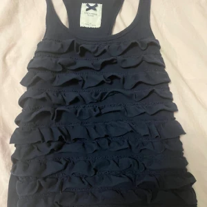 Blå topp - Super sött 2000-2010 topp! Den passar fett bra med low waisted jeans. Använd köp nu!!👻🧡