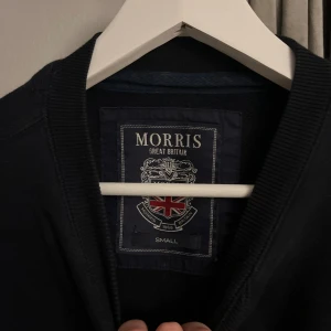 Svart sweatshirt från Morris - Svart/mörk blå sweatshirt från Morris, passar påse kille och tjej!