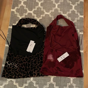 Burgundy och leopard singlet toppar S - Två nya singlet toppar i storlek S. Ena är vinröd med vattenfallsringning och sammetsliknande blommönster, den andra är svart med leopardmönstrad mesh och cowl neck.