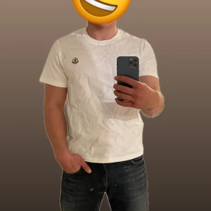 T-shirt  - Helt ny! Levereras inplastade, skickas inom 24h🔜📦 Finns fler bilder privat 🙌🏼                          Personen på bilden är 180cm lång och väger 80kg.