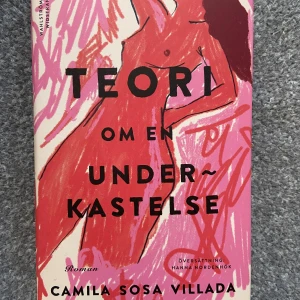 Teori om en underkastelse - Helt ny och oläst bok! Inbunden och i absolut nyskick. En gripande roman om kärlek, identitet och självuppoffring. Skådespelerskan och advokaten möts i alternativa kretsar i Córdoba. Med ömsinthet, sarkastisk humor och skarp blick utforskas livets stora frågor och relationers komplexitet. Perfekt för dig som gillar starka berättelser och djupa känslor. Nypris: 249:- på Bokus och 149:- på Adlibris. Du gör ett fynd om du köper min helt nya bok📚😊