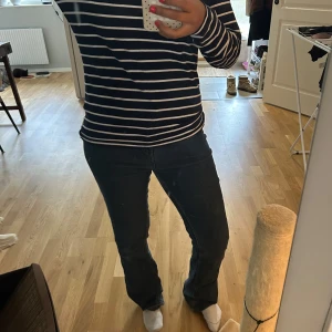 mid waist bootcut jeans  - Fina, men kommer aldrig till användning:)