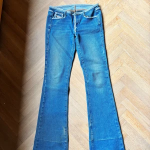 Blå bootcut jeans från Diesel - Skit coola blåa, lowwaist, bootcut jeans från diesel i storlek 25. Dessa är nästan aldrig använda och kostar ca 3000 i nypris. Gylf delen saknar en knapp men det går enkelt att lösa med en säkerhets nål! Dessa ha en otroligt bra kvalitet. Pris kan diskuteras. Skriv för fler bilder elelr frågor❣️