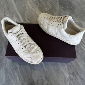 Valentino Flycrew skor - Valentino Flycrew - Skick: Bra skick, saknar två nitar  - Tillbehör: Valentino kort  - Nypris: 6000kr - TrendWardrobe