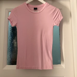 Rosa T-shirt  - Tajt rosa T-shirt från Gina, storlek XS, fint skick🩷