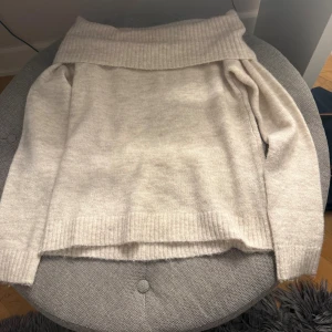 Stickad tröja  - Stickad off-shoulder tröja från Gina Young, storlek 170(S), använd 2 gånger så superfint skick❣️