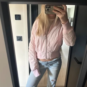 Rosa bomberjacka  - super söt rosa bomberjacka, passar S💕💕