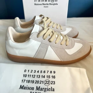 Maison Margiela gats  - Säljer nu ett par stilrena skor från Maison Margiela som är perfekta nu till hösten och lite kyligare med väder. Skorna är storlek 43 och innersulans mått är på ca 27 cm. True to size 0bs lnte 0rglnal men mycket bra kvalitet 