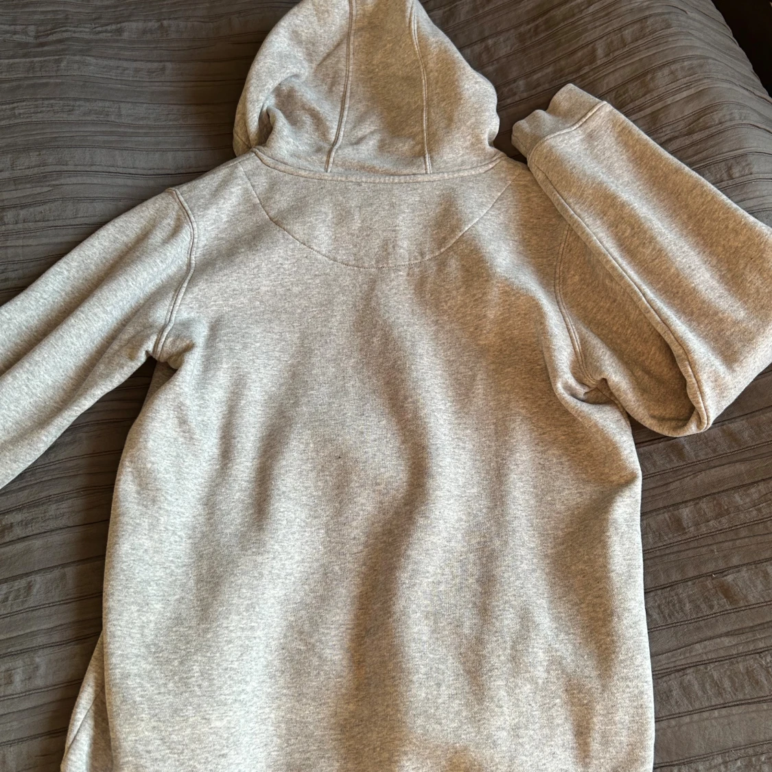 Grå hoodie från Lyle & Scott - 1