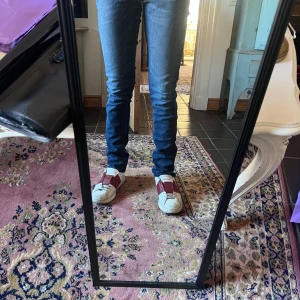Blå slim jeans från Lee Luke 31/34 - Säljer ett par klassiska blå skinny jeans från Lee. Jeansen har fem fickor, normal midja och är tillverkade i stretchig denim för en tight passform. Snygg tvätt med lätt slitning och Lee-logga på bakfickan. Perfekta till sneakers och hoodie. Modellen är 178 70kg Midja 38 längd 106 (7)