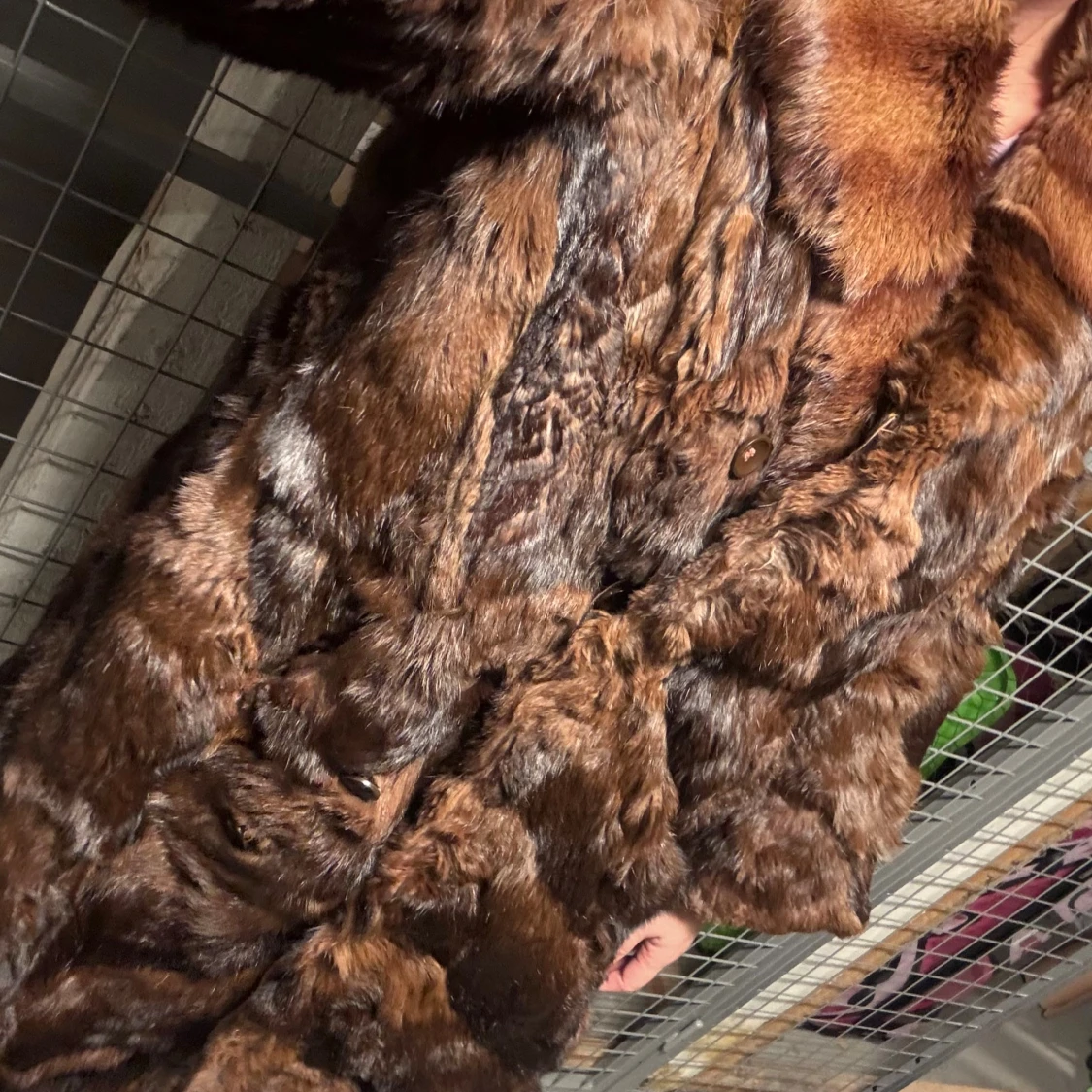 Brun pälsjacka med bred krage - 3