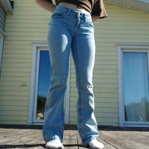 Ljusblåa bootcut jeans GinaTricot  - Ljusblå jeans med låg midja från Gina Tricot