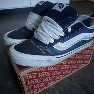 Blåa vans New Skool sneakers - Hej, säljer dessa riktigt fina Vans i färgen marinblå och vanlig blå! Inget fel på skorna mm men används inte så ofta, har till och me skaffat nya snören till de. Dessa skor är perfekta för vardagen och kan användas som en every-day-shoe! Riktigt snygga och sköna, priset på de kan även diskuteras!