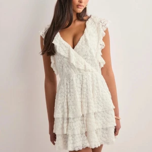 Studentklänning från Nelly - Superfin studentklänning från Nelly💗💗endast använt vid ett tillfälle💗kan användas vid sommarens alla tillfällen! 