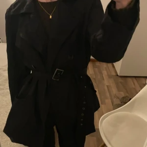 Vintage black trench coat - https://www.vinted.fi/items/7303166166-vintage-black-trench-coat