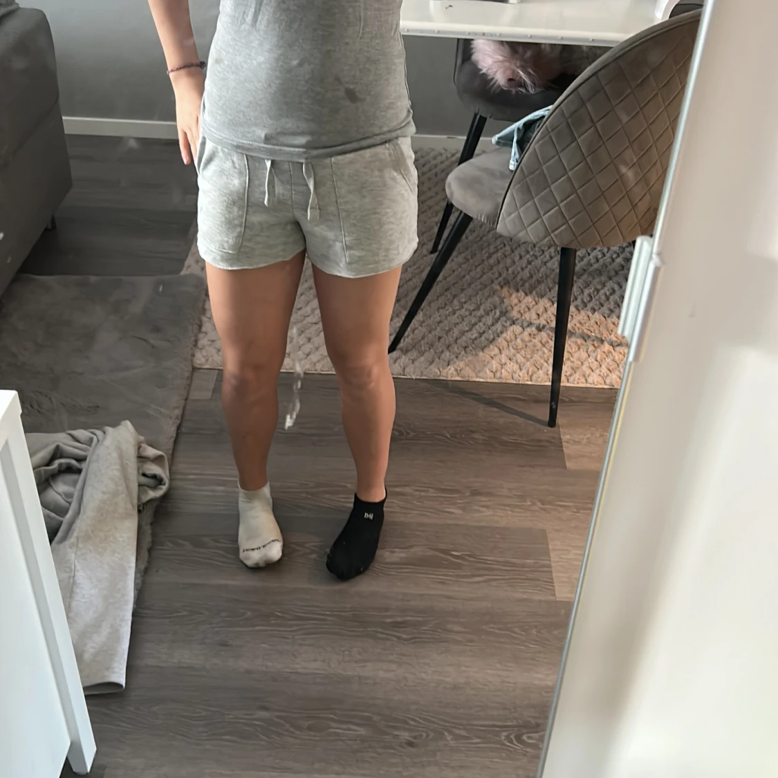 Grå mjukisshorts med snörning - 1