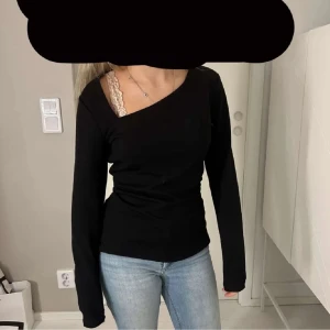 Osymetrisk topp😇 - Svart långärmad topp med oneshoulder-design. Hör av er för frågor❤️säljs ej längre, modellen är ca 154 därför är den lite lång
