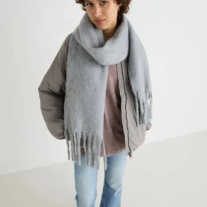 Halsduk - Halsduk från Gina Tricot. Bredden är 35cm och längden är 240cm!