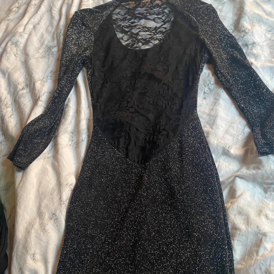 Svart glittrig klänning med spets - 1