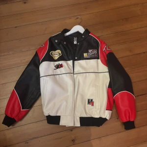 Racerjacka från Bershka - Säljer en cool ”Racer”jacka köpt på Bershka i London. Använd 2-3 gånger. Kan postas omgående 🥰