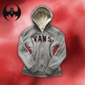 Rare vintage grå fodrad zip up hoodie från Vans XS/S - Rare vintage grå fodrad zip up hoodie från Vans som finns inte längre och väldigt svår att hitta! | Size XS/S | Längd: 61cm Armlängd: 58cm Axelbredd: 42cm | Passar för 160-170 cm