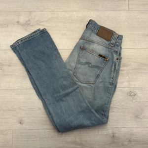 Nudie jeans  - Hej! Säljer ett par nudie jeans i fint sick//jeansen har defekter på benet och är i storleken W29 L32//hör av er vid frågor! 