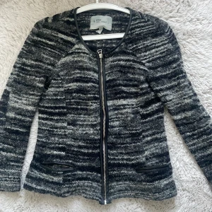 Jättefin kofta/tröja från Isabell marant - Använt ett par gånger❤️ Det står att den är i storlek ”3”, men jag skulle säga att den är i S och passar säkert till XS även.