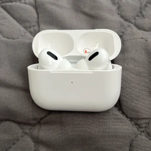 Nya trådlösa Hörlurar  - Snygga och välvårdade med laddningsetui. Trådlösa hörlurar med aktiv brusreducering och bekväm passform. Inga synliga repor eller skador, ser ut att vara i mycket gott skick. Perfekt för musik, samtal och träning. Allt nytt, laddare ingår 