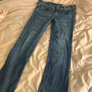 Snygga jeans💘 - Jättesnygga jeans som är raka i benen💘 Har ingen bild med de på!💘