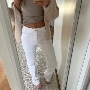 Vita raka jeans från Zara - Säljer ett par helt nya vita jeans från Zara med raka ben och medelhög midja. De är helt oanvända och endast testade! Jag är 168cm lång för referens, priset kan diskuteras 🩷🩷🩷