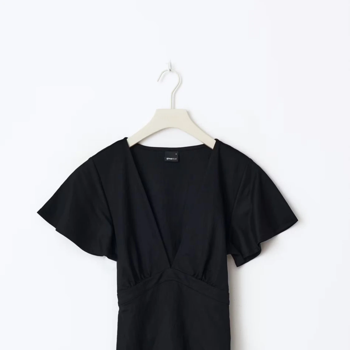 Svart v-ringad blus från Gina Tricot - 2