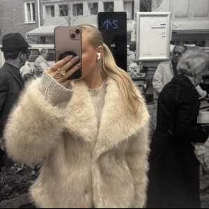 Beige fluffig pälsjacka - Säljer en supermjuk och fluffig beige pälsjacka med bred krage! Jackan är endast använd 2 gånger, men tog av prislappen lite för fort därav säljer jag den här🌟 välkomna att skriva om ni har några frågor eller funderingar 🥰