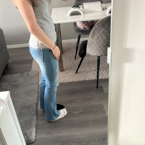 Blå bootcut jeans med normal passform - Säljer ett par klassiska blå jeans med bootcut och normal passform. Jeansen har en ljus tvätt, raka ben som blir vidare nertill💗