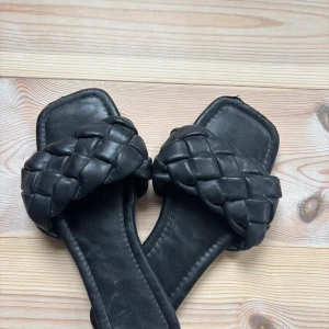 Svarta flätade sandaler med fyrkantig tå - 🖤 Svarta flätade sandaler 🖤 Säljer mina svarta flätande sandaler i storlek 37!   Säljes för 80kr Postar så fort som möjligt vid köp.