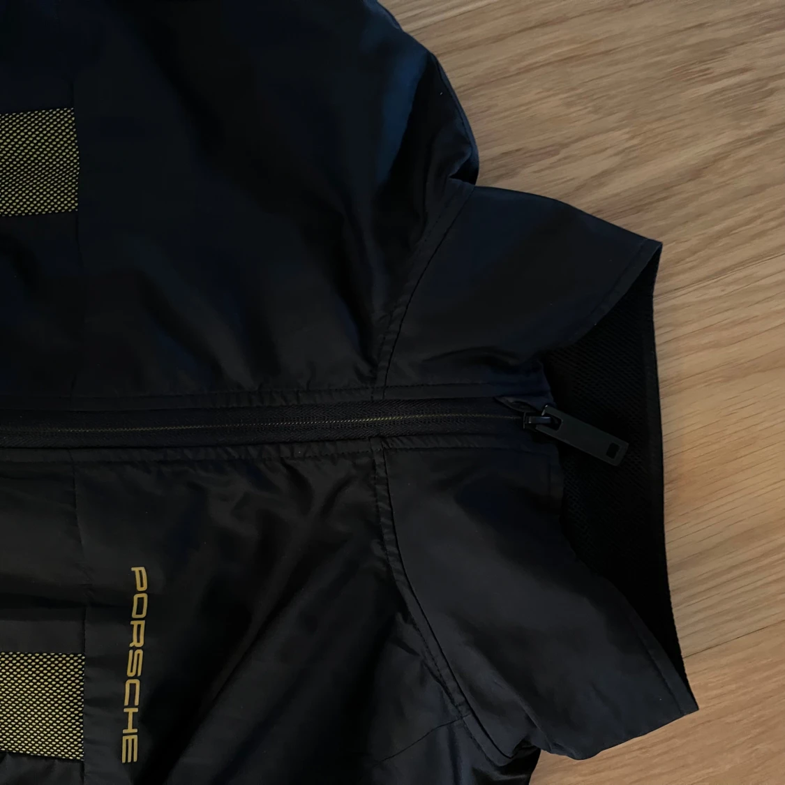 Svart Porsche vindjacka med gula detaljer - 2