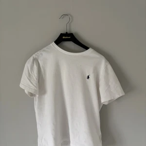 Vit t-shirt från Polo Ralph Lauren - Klassisk vit t-shirt från Polo Ralph Lauren med rund hals och liten broderad logga på bröstet. Mycket bra skick, pris går att diskutera!