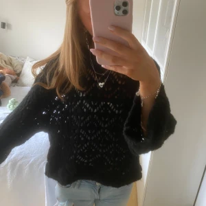 Svart stickad tröja från Zara - Jättesnygg svart stickad tröja från Zara! Älskar den men bara använd få gånger. Den är mönsterstickad och supermysig🩵Mycket bra skick!