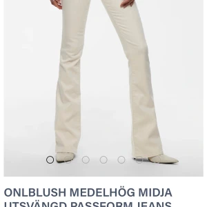 Beiga bootcut jeans från Only - Snygga beiga jeans från Only med medelhög midja och utsvängda ben. Jeansen har klassisk femficksdesign, dragkedja och knapp framtill. Perfekta för dig som gillar en retroinspirerad look med bootcut och vill ha ett par ljusa jeans i garderoben. Nypris 550kr, priset kan diskuteras, bara använda 1-3 gånger.